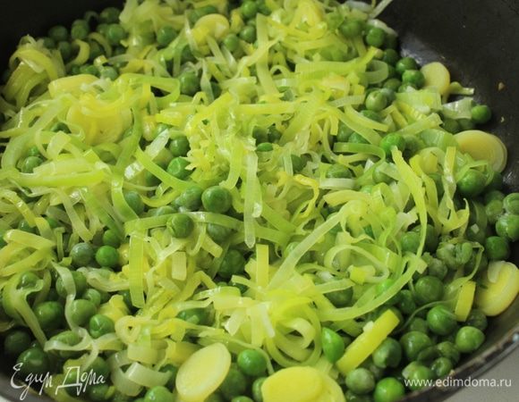 Добавить горошек и готовить еще 2 минуты.