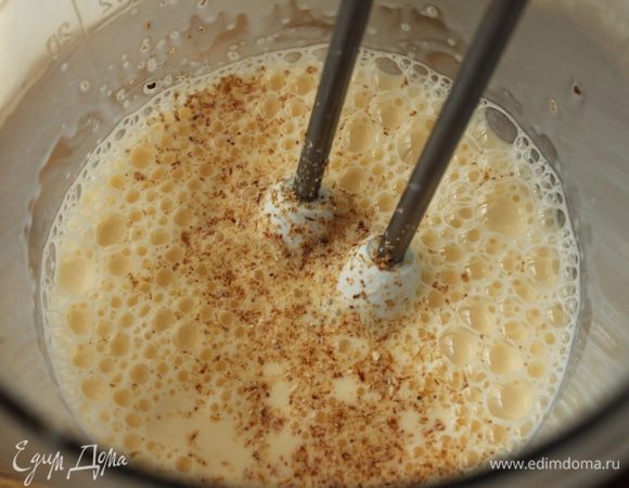 Яйца взбить с молоком и сливками, приправить солью, перцем и мускатным орехом.