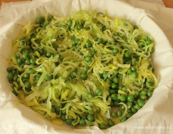 Листы фило промазать маслом и положить один на один. Выложить в форму для запекания. На тесте равномерно распределить начинку...