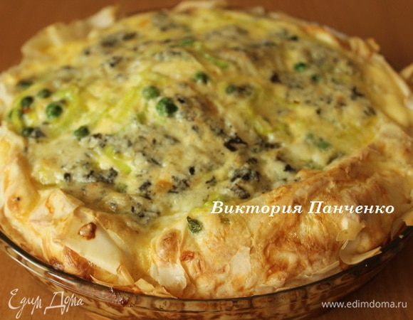 Завернуть свисающие края теста внутрь и прижать к бортикам. Выпекать в предварительно разогретой до 200 градусов духовке 30 минут.