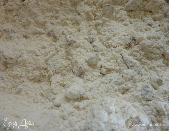 Просеять муку в миску. Добавить соль и измельченные орехи и хорошо перемешать.