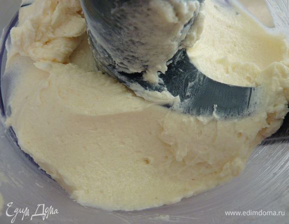 Взбить масло и сахаром. Добавить яйцо и ванильный экстракт снова взбить . Добавить сливки и продолжать взбивать до однородности