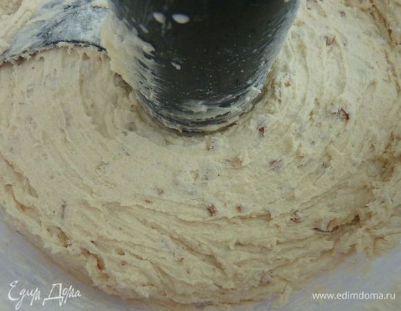 Добавить в тесто смесь муки и постепенно размешайте , пока тесто не станет гладким. Убрать  тесто в холодильник приблизительно на 30 минут. Разогреть духовку на 175 градусов.
