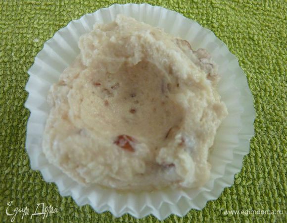 Тесто формируем в  30 маленьких шариков чайными ложками и укладываем в бумажки. С ложкой или закругленным концом деревянной ложкой формируем у каждого шара  небольшую ямку и края слегка прижимаем к бумаге. 
