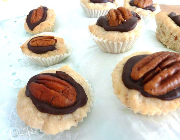 Выпекать около 12 минут (без бумаги, около 10 минут). Остудить полностью.  Растопить  шоколад в миске  со сливки и перемешать. Немного остудить. Заполните каждую печеньку чайной ложкой шоколада и сверху уложить половинку пекана. 