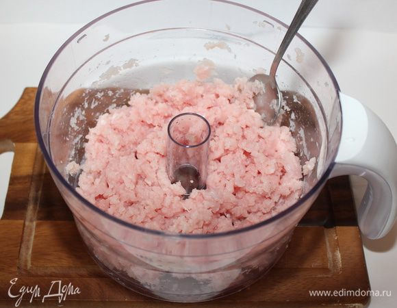 Филе индейки измельчить в мясорубке. 