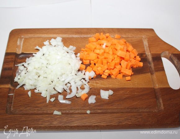 Морковь и лук нарезать мелкими кубиками. 