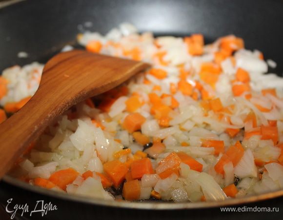 Положить на сковороду, разогретую с маслом, и жарить на среднем огне в течение 7-8 минут. 