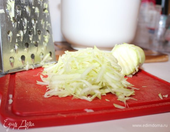 Кабачок очистить от кожицы и натереть на крупной терке. Лишнюю жидкость из кабачка (или цукини) лучше отжать. 