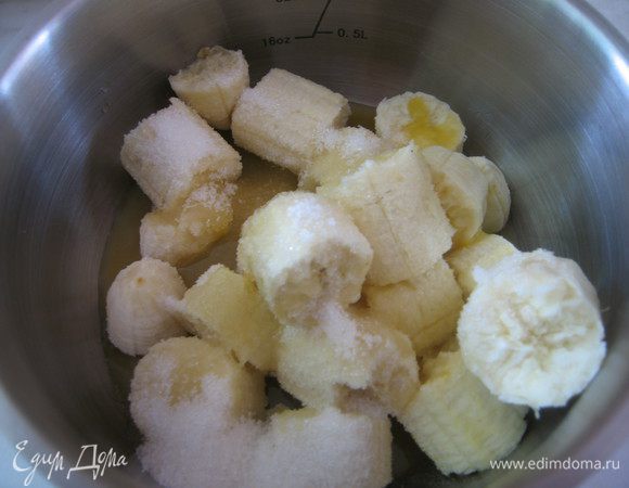 Бананы очистить, порезать на кусочки, добавит сахар, сок.