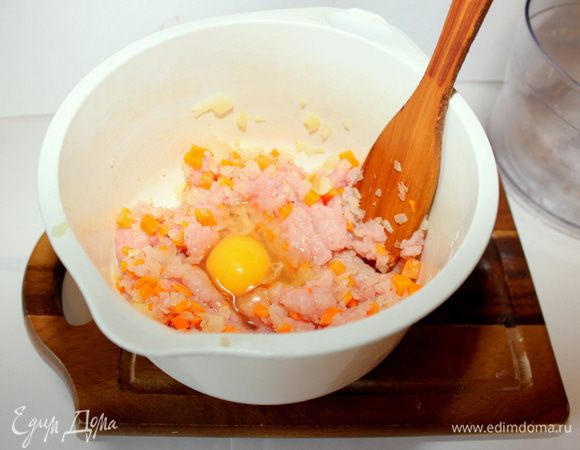 Добавить яйцо, посолить, добавить любимые приправы, например прованские травы. Тщательно перемешать. Сформировать из фарша котлеты.