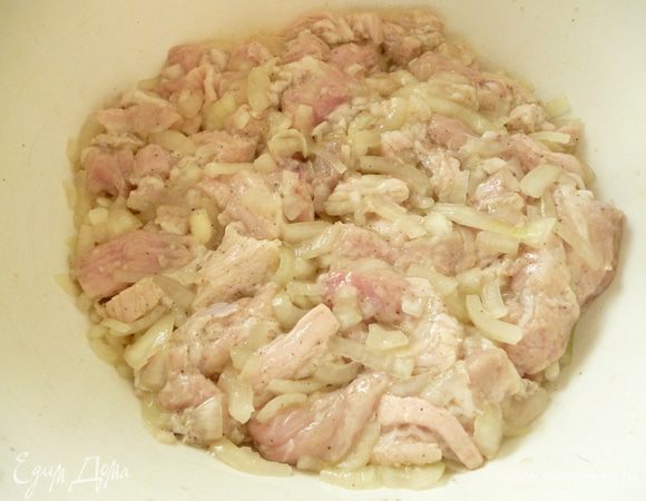 Мясо хорошо месим руками минут 5, как для шашлыка, чтобы лук стал мягким и отдал свой сок. Посуду с мясом накрыть крышкой и поставить в холодильник минимум на 2 часа, а лучше на ночь.Чем дольше мясо маринуется, тем оно ароматней и вкусней.