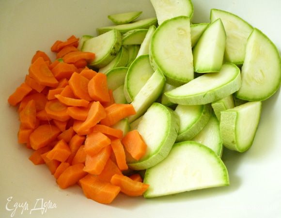 Подготовить овощи:кабачок нарезать не очень тонкими кружочками или полукольцами (1,5-2 см толщиной), морковь нарезать кусочками