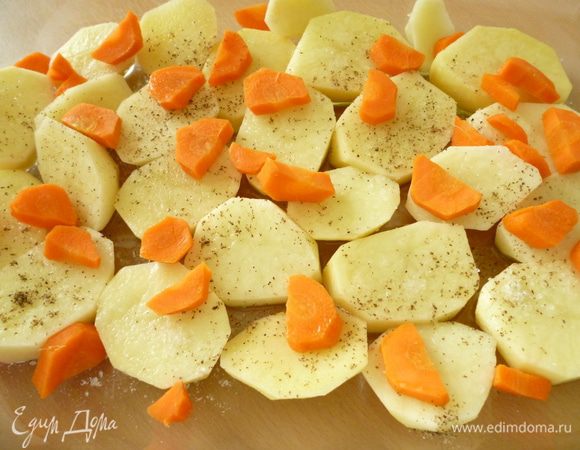 На дно формы для запекания (я пользуюсь стеклянной) налить оливковое масло,распределить картофель, половину нарезанной моркови, слегка посыпать солью и молотым перцем