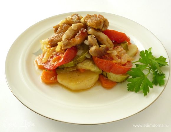 Форму закрыть крышкой и ставим запекать в духовку. Температура 160-170 градусов. Время запекания 1 час + 20 минут на нагрев формы (потому что стеклянную посуду ставим в холодную духовку). Приятного вам аппетита! 