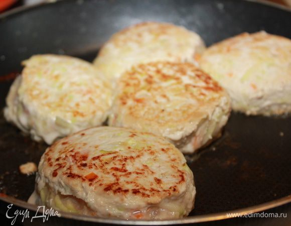 Разогреть в сковороде оливковое масло и обжарить котлеты с двух сторон до золотистой корочки, затем выложить на бумажное полотенце, чтобы убрать излишки жира. 