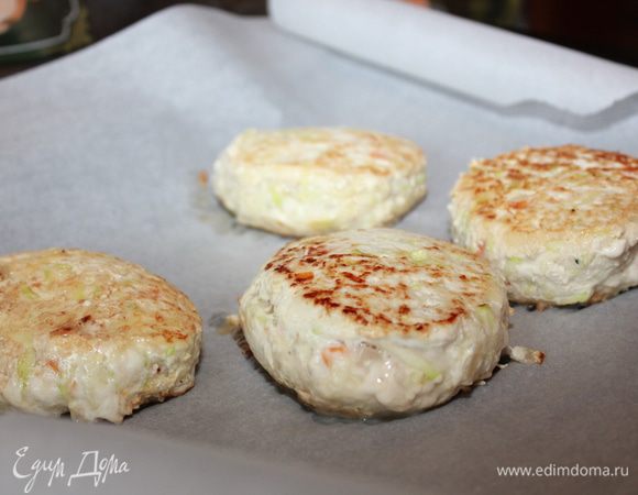 Поместить котлеты в форму для выпечки и отправить в разогретую до 170 градусов духовку на 15–20 минут в режиме "гидро" (если такого режима нет, то поставить в духовку ёмкость с водой). 