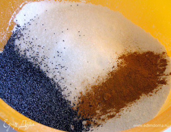 Смешать муку с разрыхлителем, затем добавить сахар, корицу и мак. Перемешать.