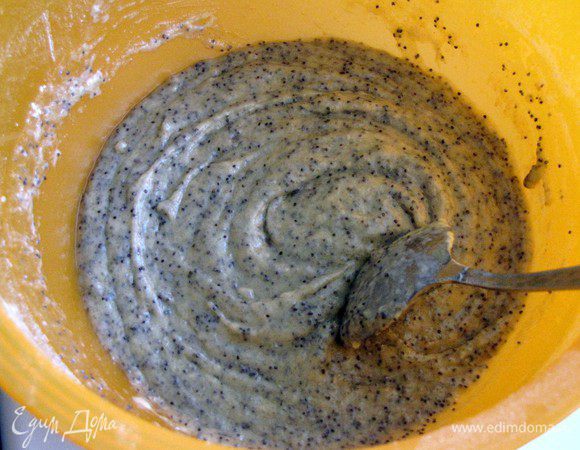 Соединить сухие и жидкие ингредиенты. Замесить тесто.