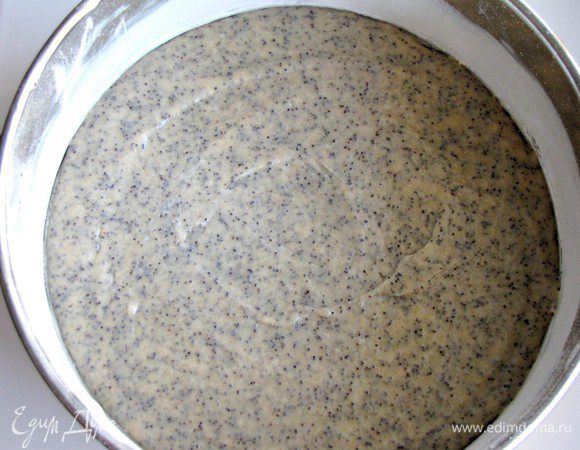 Форму смазать сливочным маслом, присыпать мукой. Выложить тесто,  разровнять. Поставить в духовку, разогретую до 180 град., на 20 минут.