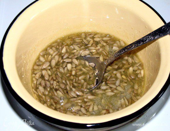 Массу слегка поварить до полного растворения сахара. Заливка должна получиться густой, при необходимости  добавить еще семечек.