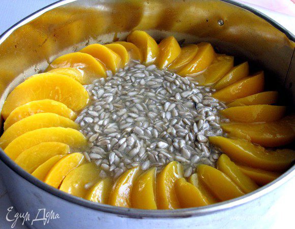 В середину вылить заливку. Семечки должны остаться в середине, а жидкая часть распределится по всему пирогу. Пирог снова поставить в духовку и выпекать еще 20 минут.