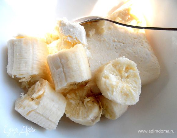 Разминаем вилкой или блендером мягкий банан с пастообразным творогом, добавляем сахар с ванилью...