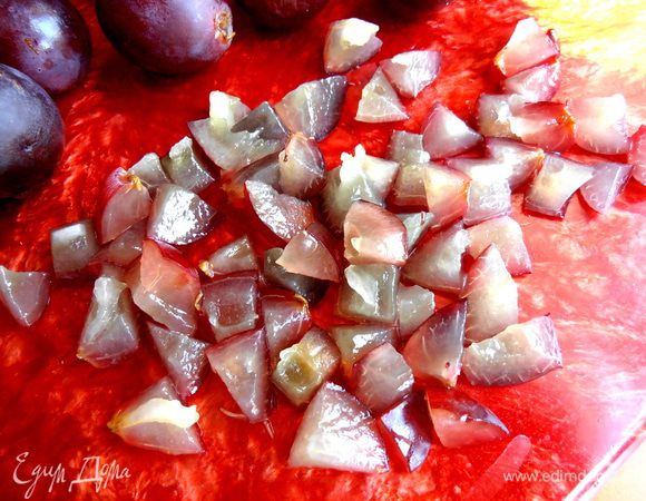 Делим на кусочки размером с изюм...