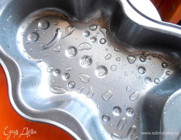 Теперь сборка пирожка... Вот весёлая формочка, которая решила покрасоваться))) Смазываем её растительным или сливочным маслом...