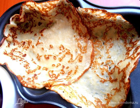 Выстилаем дно двумя пустыми блинчиками...