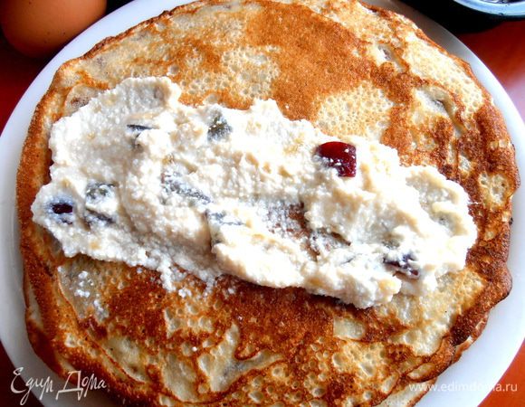 На блинчик наносим немного начинки...