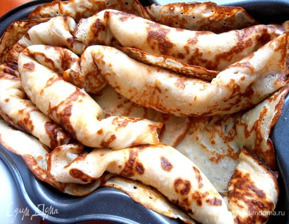 Рулетики переносим в формочку и тоже плотно укладываем, думая о том, что впоследствии при разрезе был красивый срез!