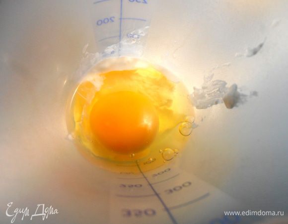 Делаем заливку из яйца и молока или сметаны, разбавленной водой, как у меня! Взбалтываем в шейкере!