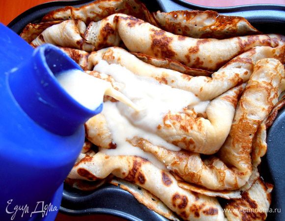 Начинаем заполнять все щели между блинчиками... Это нужно для цементирования между собой рулетиков)))