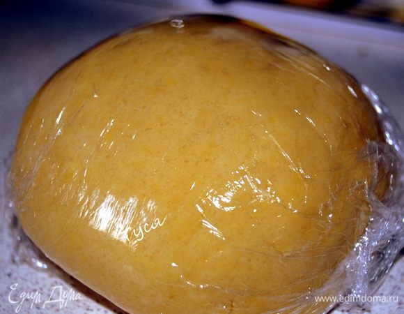 Смешать все ингредиенты для теста, охлажденное масло удобно натирать на крупной терке, присыпая мукой. Вымесить тесто, завернуть в пищевую пленку и убрать в холодильник на 30 минут.