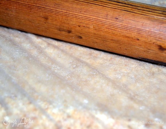 Печенье положить в пакет и измельчить при помощи скалки.