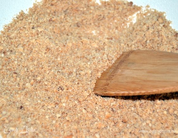 Высыпать бисквитные крошки на сухую сковороду и подсушить до золотистого цвета.