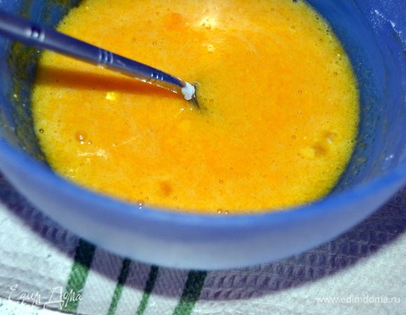 Для ванильного крема,в миску положим яичные желтки, половину сахара и крахмал. Перемешаем. И теперь нам нужно смочить кухонное полотенце в воде, сложить вчетверо и на него поставить миску с желтками. Смесь приобретет устойчивость.