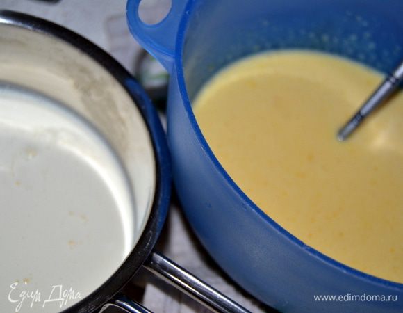 Добавим к желткам половину сливок и перемешаем венчиком до однородности.