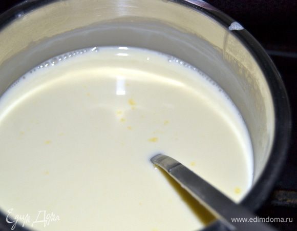Оставшиеся сливки выливаем в сотейник, добавляем оставшийся сахар и половину ванили. Ставим на огонь и доводим до кипения. Берем половник горячих сливок и выливаем в желтковую смесь. Энергично размешиваем. Затем вливаем еще один половник, перемешиваем и выливаем яичную смесь в сотейник со сливками. Ставим на огонь и увариваем до загустения. Постоянно размешиваем венчиком!!! Остужаем.