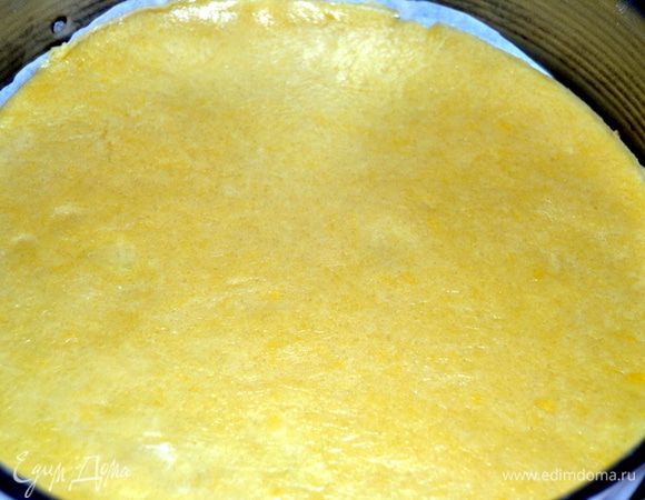 Достаем тесто из холодильника,отделяем 1/3 часть и раскатываем в круг, размером соответствующим дну формы. Перекладываем тесто в форму, предварительно выстелив бумагой. Наколоть вилкой и выпекать при 200 гр  в течении 10 мин. до легкой румяности.