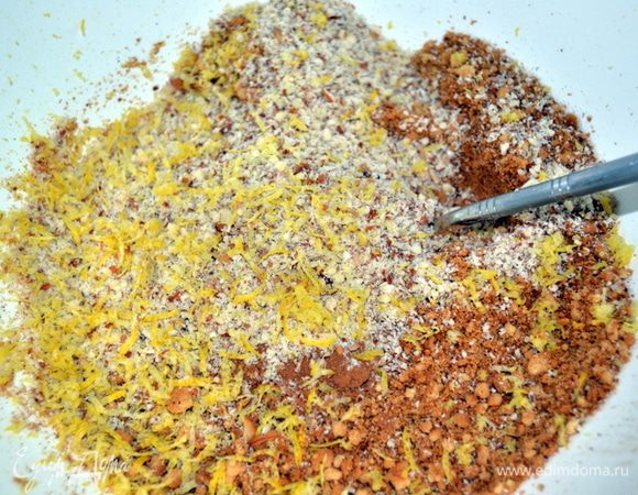 В бисквитную крошку добавить цедру, молотые орехи, корицу и разрыхлитель.