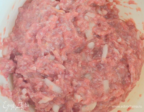 Сперва готовим фарш: в мясо добавляем молоко, яйцо, измельченную луковицу, солим и перчим. Все как следует перемешиваем. 