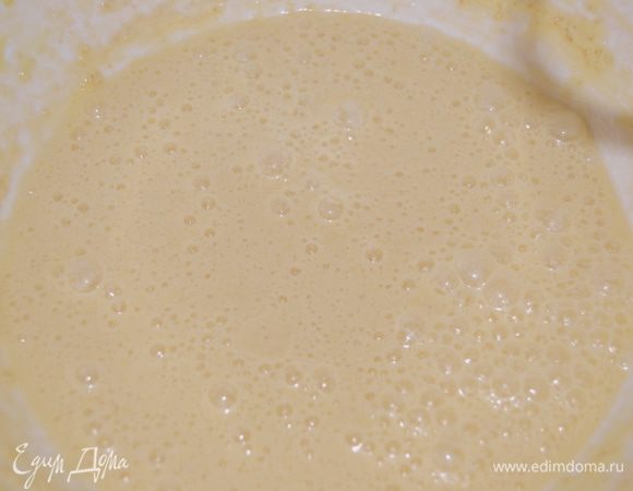 В миске взбить масло с сахаром. По одному вбить яйца, добавить ваниль.