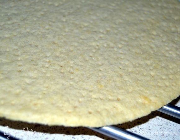 Готовое дно пирога остужаем на решетке.