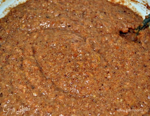 В яично-маслянную смесь добавить смесь из крошек и орехов. Аккуратно и тщательно перемешать