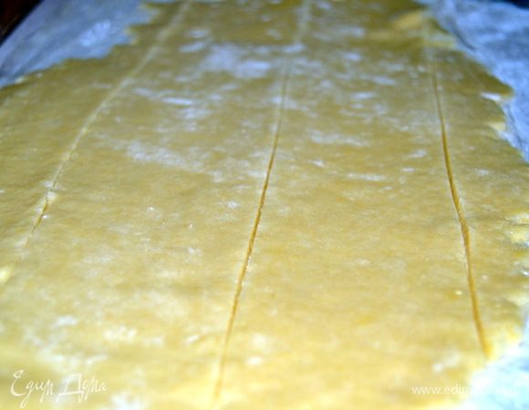 Из оставшегося теста вырезать полоски равные длине и высоте бортиков формы.