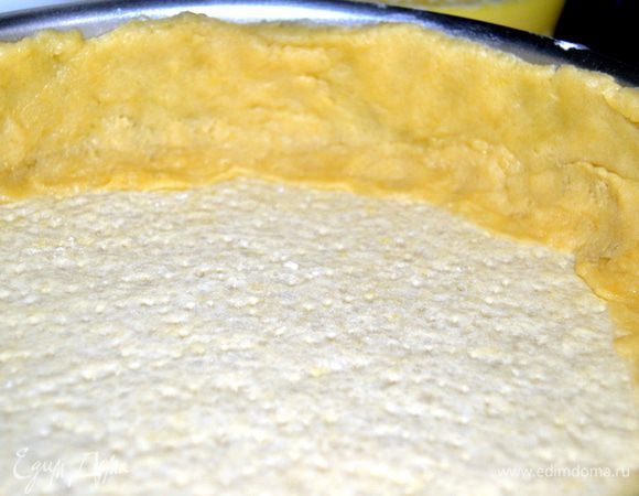 Положить нижний готовый корж обратно в форму, по бортикам выстелить полоски из теста и хорошенько скрепить с нижним коржом. Убрать в холодильник.