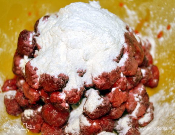 Ягоды смешать с крахмалом, аккуратно перемешать.