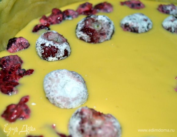 Достаем форму с тестом из холодильника и выливаем ванильный крем. Раскладываем ягоды.